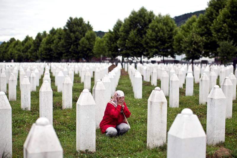 MINNEGRAVLUND: De hvite gravstøttene i Potocari i viser det ufattelige omfanget av den verste massakren i Europa siden andre verdenskrig. FOTO: MARKO DROBNJAKOVIC/NTB SCANPIX 