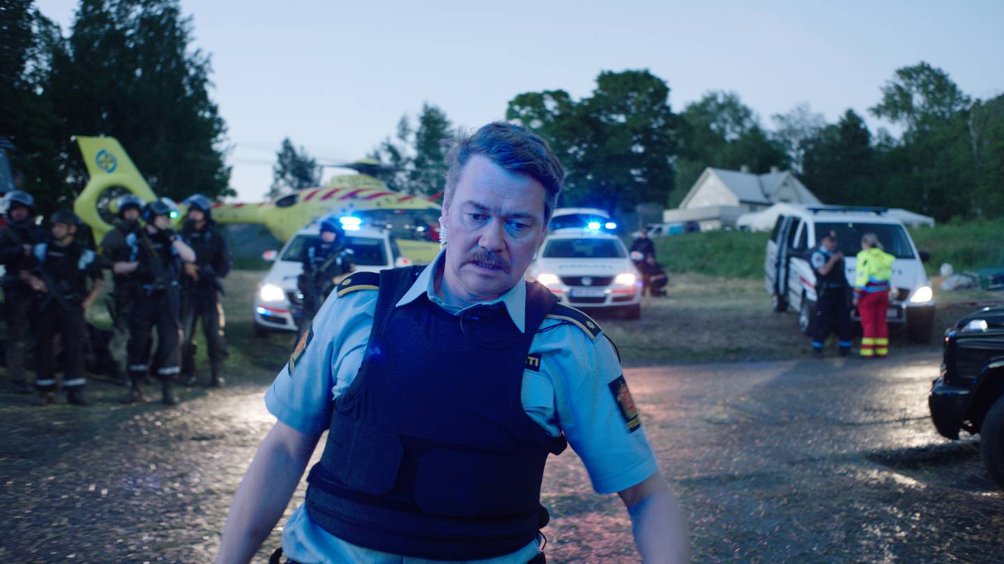 Fra NRKs dramaserie "22. juli". Eivind (Øyvind Brandtzæg) må løse utfordrende oppgaver som politimann i Hønefoss.