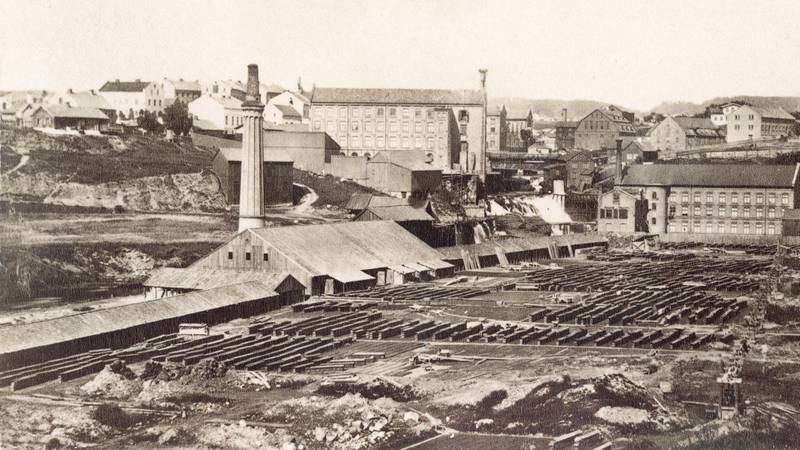 Fabrikkbyen Sagene var etter industrialiseringa i 1840-åra forstaden alle ville ha. Her Øvre Foss teglverk og fabrikkene ved Vøyenfallene ca. 1880, Vøiens bomuldsspinderi og væveri og Hjula Veveri.