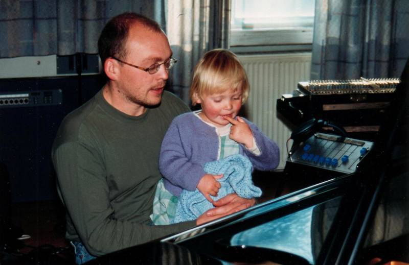 Buggge Wesseltoft med datteren Maren i Rainbow Studio i oktober 1997, under innspillingen av «It’s Snowing On My Piano».