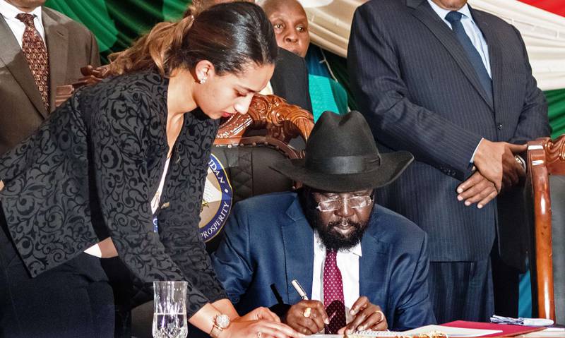 Sør-Sudans president Salva Kiir skrev omsider under fredsavtalen i går, etter sterkt press. Men veien er lang til fred i Sør-Sudan. FOTO: CHARLES LOMODONG/NTB SCANPIX