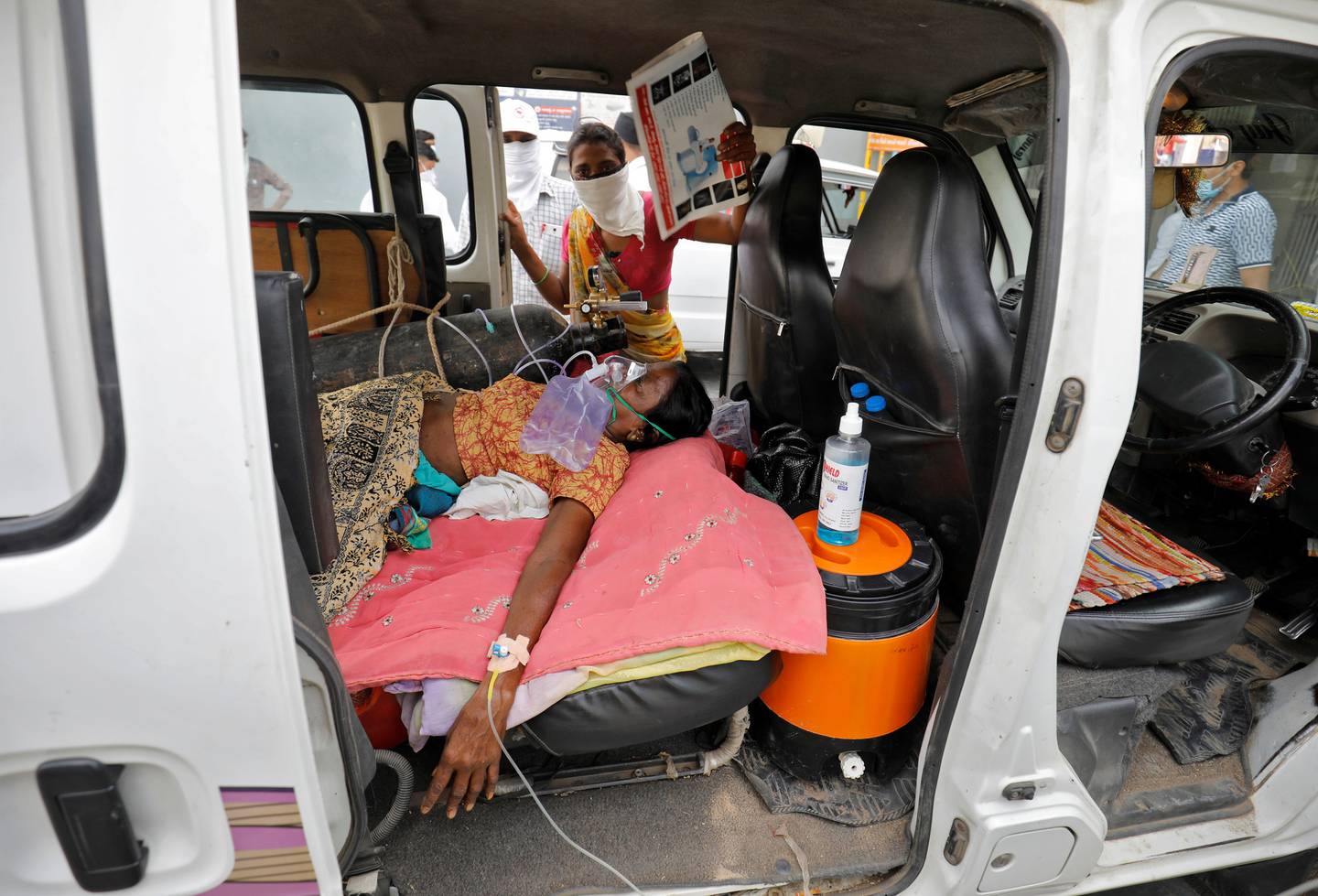 En pasient får oksygen i en bil utenfor et sykehus i Ahmedabad i India. Det er ikke nok hjelp, medisin eller sengeplasser til covid-syke i India nå.