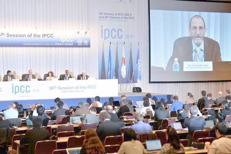 IPCCs arbeidsgruppe II med leder Chris Field (nr. 2 f.v.) under en pressekonferanse i forbindelse med at en ny klimarapport er lagt fram av FNs klimapanel i Japan. FOTO: AFP/NTB SCANPIX