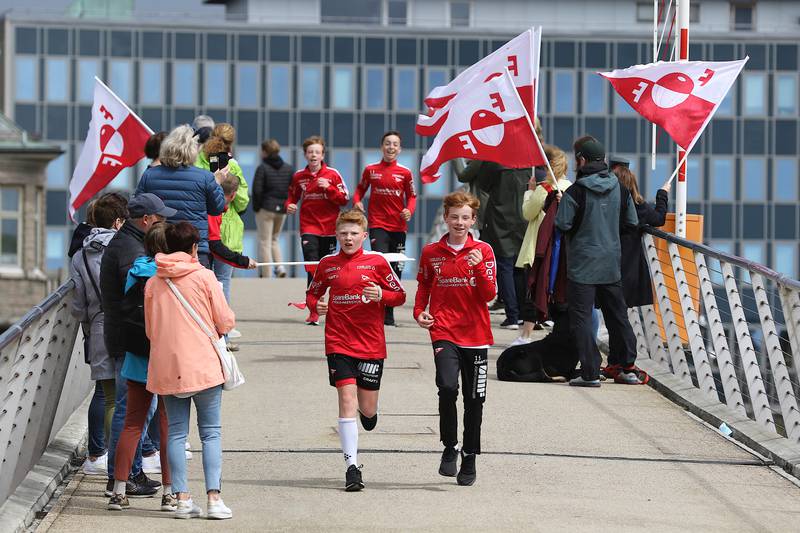 Over 100 spillere og trenere fra Fredrikstad Fotballklubbs ungdomsavdeling løp 22. mai sentrumsløp til inntekt for organisasjonen Mental Helse Ungdom.