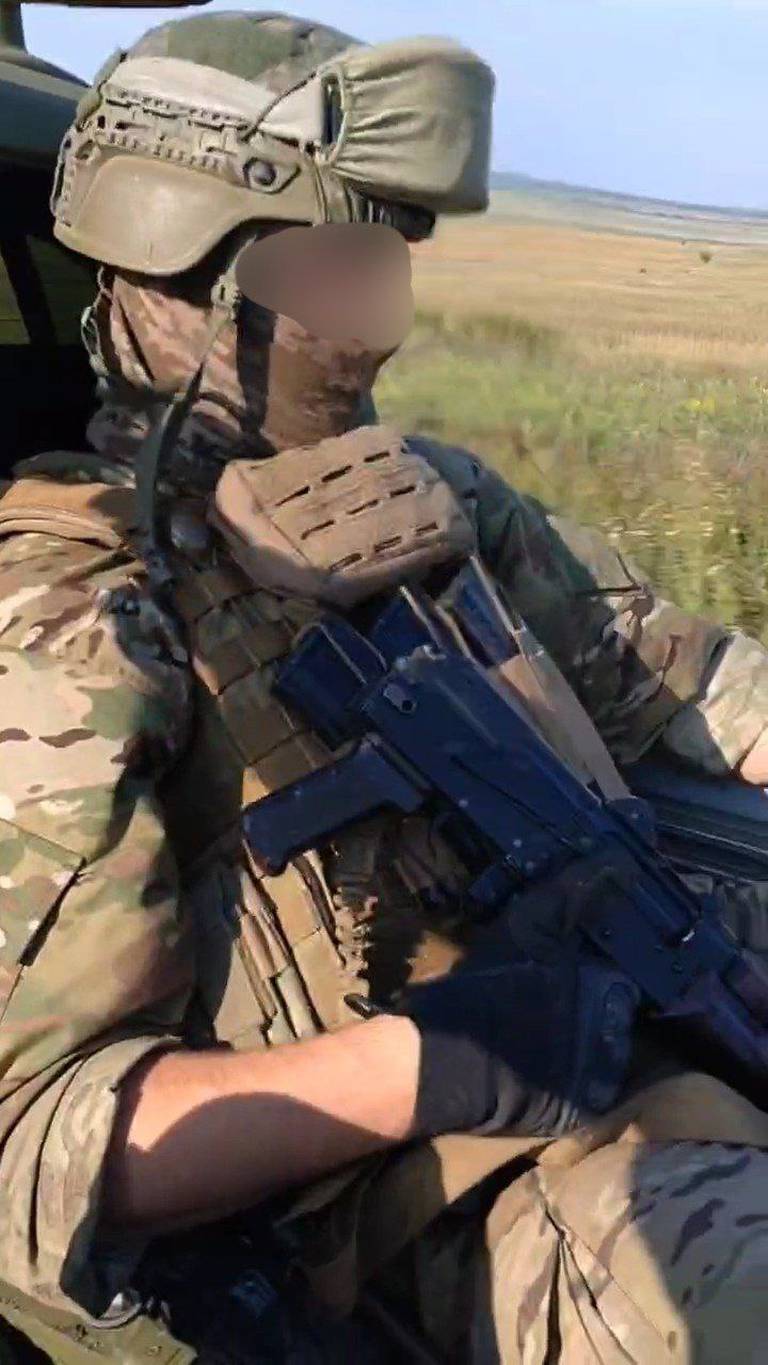 Bildet skal vise en ukrainsk soldat ved fronten som bærer en vest fra norske NFM Group.