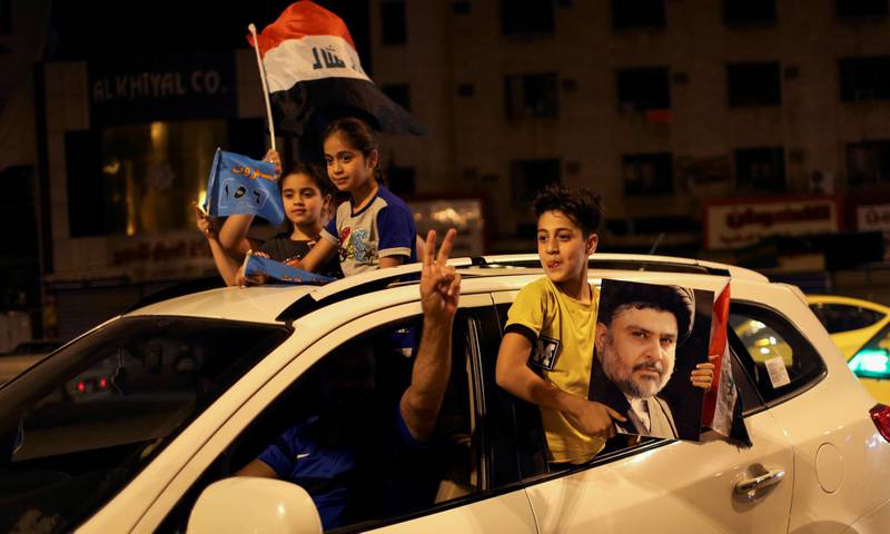 Tilhengere av Moktada al-Sadr feiret i Bagdads gater etter at valgresultatet var klart.
