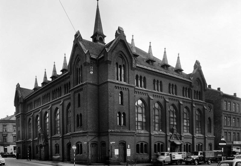 Skandinavias største forsamlingslokale i nygotisk stil lå i Calmeyers gate 1. Da bildet ble tatt i 1957 var storhetstiden over og Calmeyergatens Misjonshus fungerte som lager.