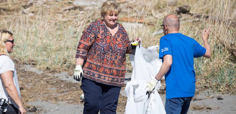 I stedet for et forbud vil regjeringen blant annet bruke inntil 80 millioner kroner i år på å samle inn plastavfall. Statsminister Erna Solberg (H) var med under strandryddedagen i fjor.