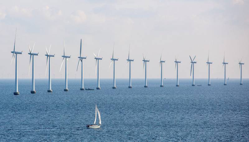 Ikke bare seilbåter, men også millioner av europeere, nyter allerede godt av vinden. Tall fra Danmark viser dessuten at vindmøllene blir stadig bedre, både med tanke på driftssikkerhet og strømproduksjon. 