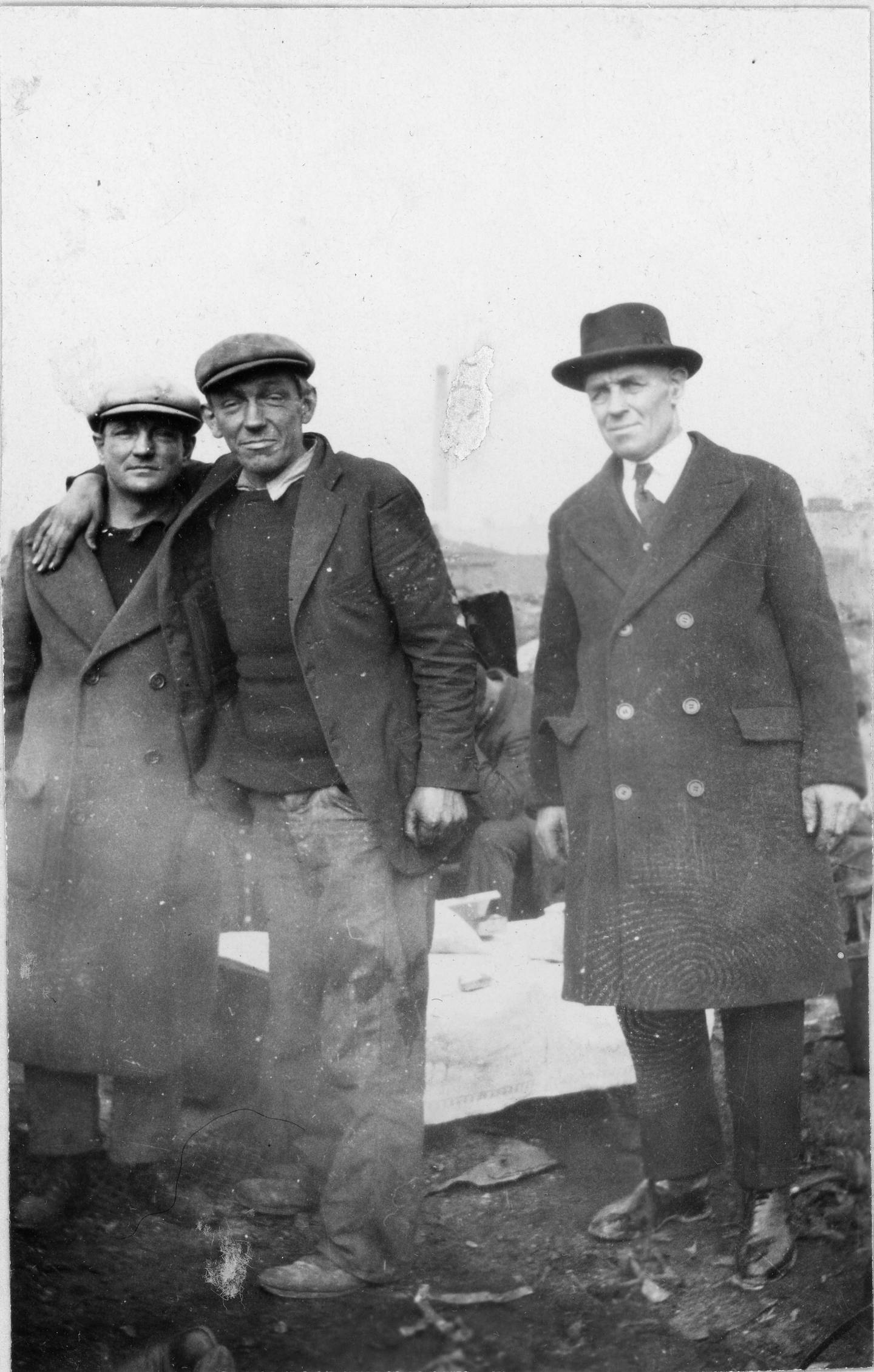 ] To av beboerne i Ørkenen Sur med Karl Holm fra Blå Kors. Holm besøkte slummen første gang i 1926 og var den som ga stedet det bibelske navnet. Foto: Blå Kors/Oslo byarkiv