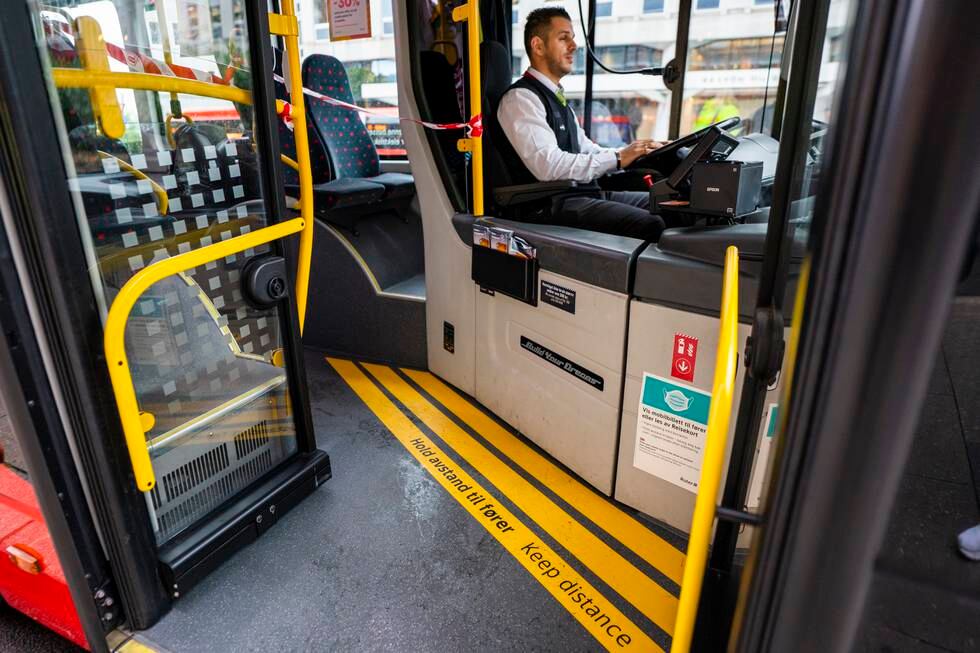 Bussene i Oslo vil fra mandag igjen tillate påstigning fra døren foran i bussen. Første seterad vil fremdeles være avsperret.
Foto: Håkon Mosvold Larsen / NTB