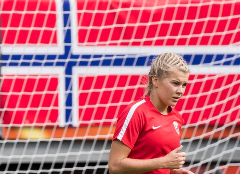 Ada Hegerberg på den norske treningen i Utrecht lørdag.