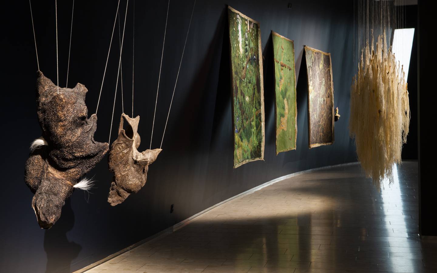 «Det eventyrlige» er en utstilling Dagsavisens anmelder gjerne anbefaler, ikke minst fordi den gir et gjensyn med deler av Máret Ánne Saras installasjon fra Venezia-biennalen i fjor. Astrid Nondals store, vegghengte malerier sees i bakgrunnen.