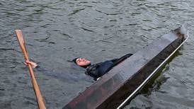 Slik øver Olav for å bli tryggere i vannet 