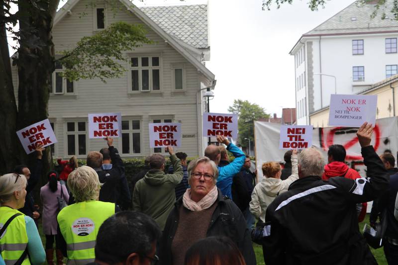 Mange vendte ryggen til da fylkesordfører Solveig Ege Tengesdal talte.