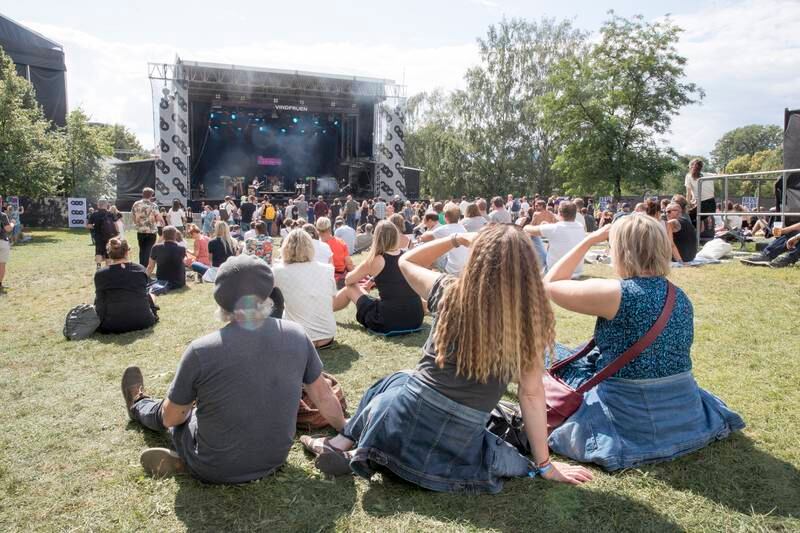 
Folk kosa seg i godvêret på Øyafestivalen 2019. I år er det meldt 28 varmegrader og sol på laurdag. 
Foto: Terje Pedersen / NTB / NPK