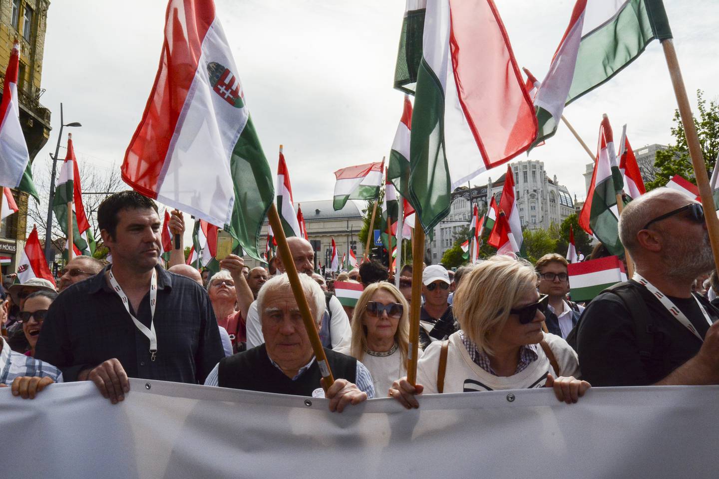 Mange av demonstrantene bar på det ungarske flagget i rødt, hvitt og grønt, farger som Orbans parti Fidez har brukt i mange år. – Fargene tilhørere hele Ungarn, ikke bare Fidez, sier en demonstrant til nyhetsbyrået Reuters. Foto: Justin Spike / AP / NTB
