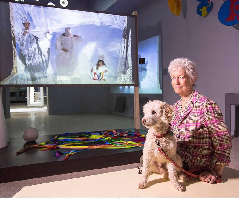 Joan Jonas stiller ut både i Venezia og i Kunsthall Svalbard. Her er hun i den amerikanske paviljongen på Venezia-biennalen sammen med hunden Ozu. FOTO: MOIRA RICCI