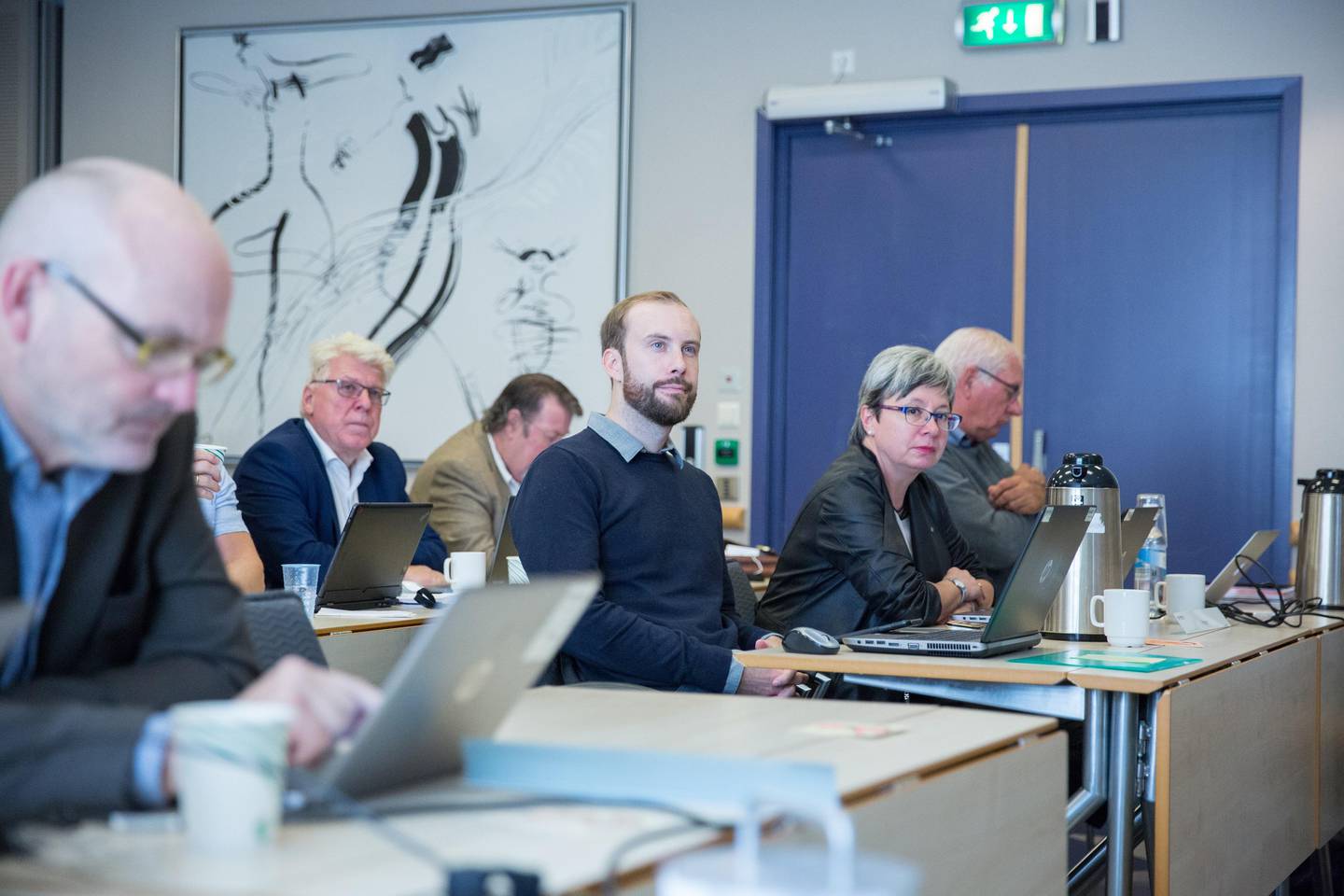 Simen Nord, gruppeleder i Høyre, mener fylkeskommunen hadde en forpliktelse å lytte til andre kommuner som hadde ytret et ønske om å huse regionteateret og fått inntrykk av at det fortsatt var et åpent spørsmål.