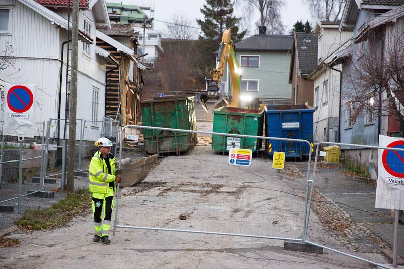 Mandag 19. november 2018 startet rivningen av Nyquistbyen i Moss. Øvre Tvergate 4 var første bygg til å bli jevnet med jorden. Hele bydelen skal rives, slik at Bane NOR kan bygge ny jernbane og dobbeltspor. Norsk Saneringsselskap står for selve rivningen.