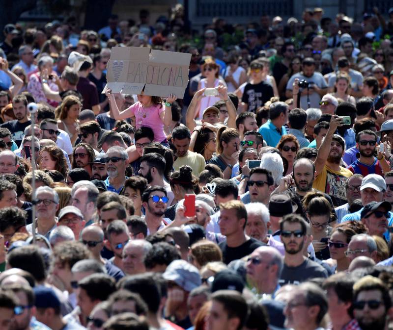 SAMLET MOT TERROR: Folk i Barcelona samlet seg på Plaza de Catalunya i går for å vise sin støtte til ofrene        og sin avsky mot terroren som rammet byen deres. FOTO: JAVIER SORIANO/NTB SCANPIX