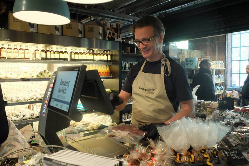 Harald Bratland Carlsen, assisterende butikksjef ved Bondens butikk, er opptatt av norsk mat. FOTO: STIAN FYEN