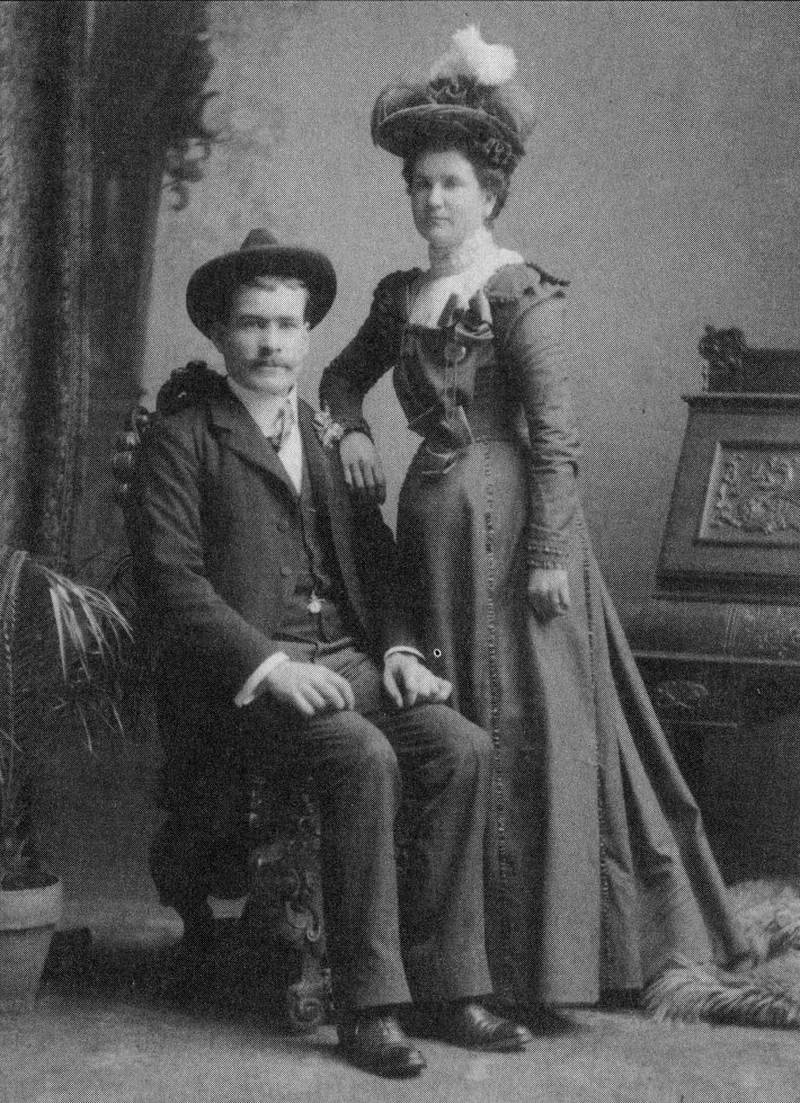 Ellen, som hadde skiftet navn til Ela, og john Dwyer giftet seg i Chicago  1898. Året etter flyttet de til Kansas, og fikk sitt første barn.