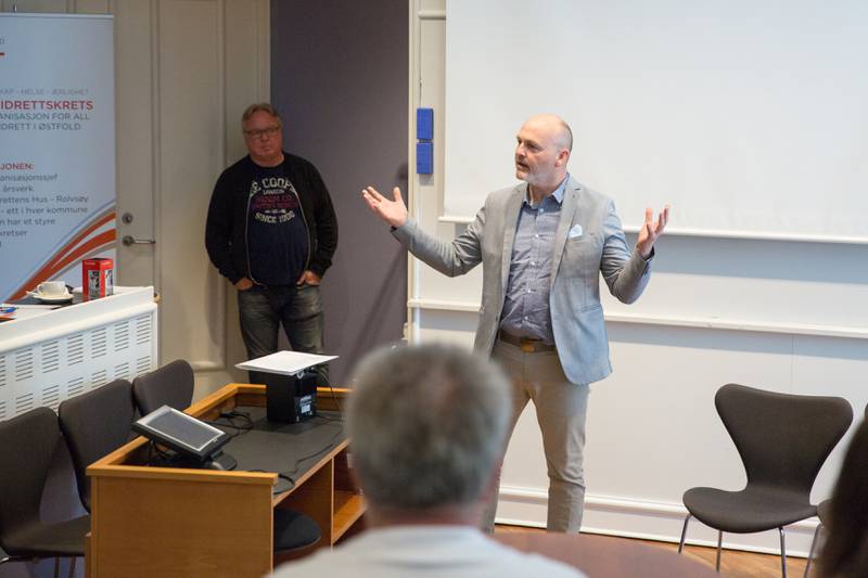 Andreas Lervik (Ap), leder av kultur- og næringskomiteen i Østfold fylkeskommune, var blant foredragsholderne, sammen med Dag Solheim (bak til venstre).