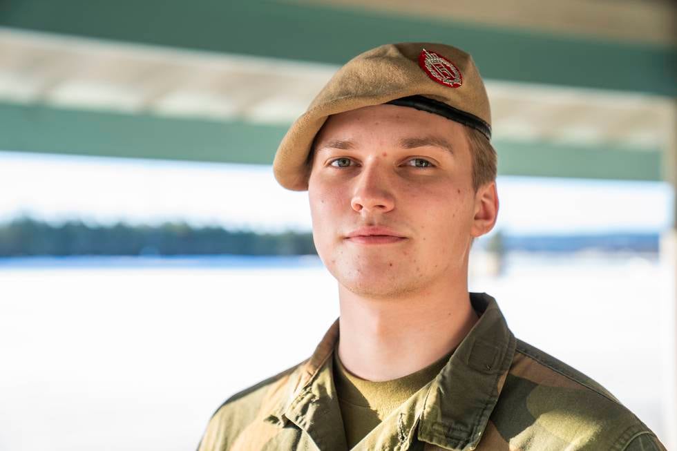 BIldet er av 20 år gamle Emil Gustavsson. Han har på en uniform og beret. Foto: Torstein Bøe / NTB