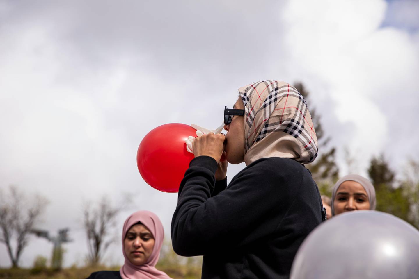 Tryvann 20200524. 
Frivillige blåste opp ballonger da Det Islamske Forbundet arrangerte drive in Id-feiring på Tryvann i Oslo. Rundt 250 biler møtte opp.
Foto: Tore Meek / NTB