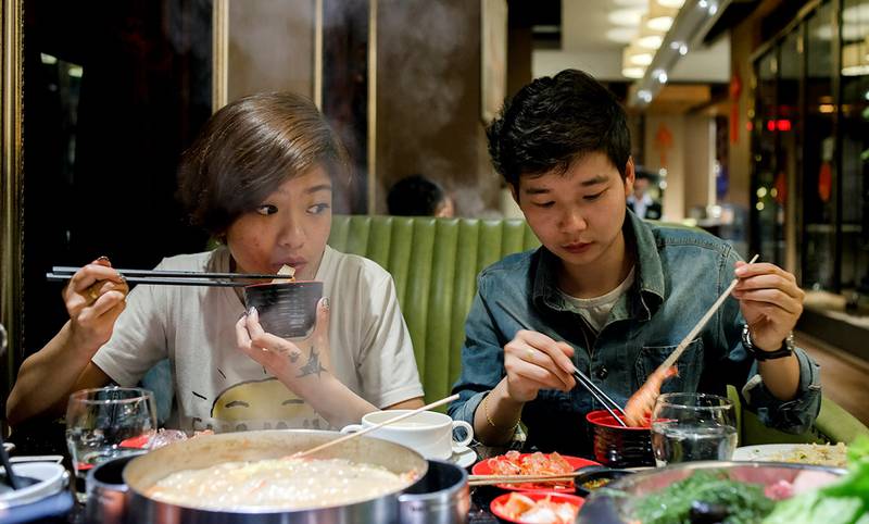 Yang og Bi på hotpot-restaurant. Hotpot er en tradisjonell rett i Kina, hvor en koker kjøtt og grønnsaker sammen i kraft.