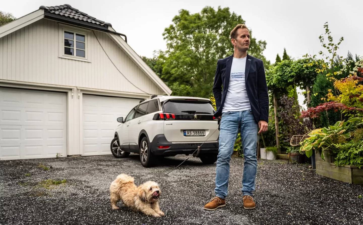 Høyres Magnus Arnesen hjemme på Greåker i Sarpsborg sammen med hunden Billy.