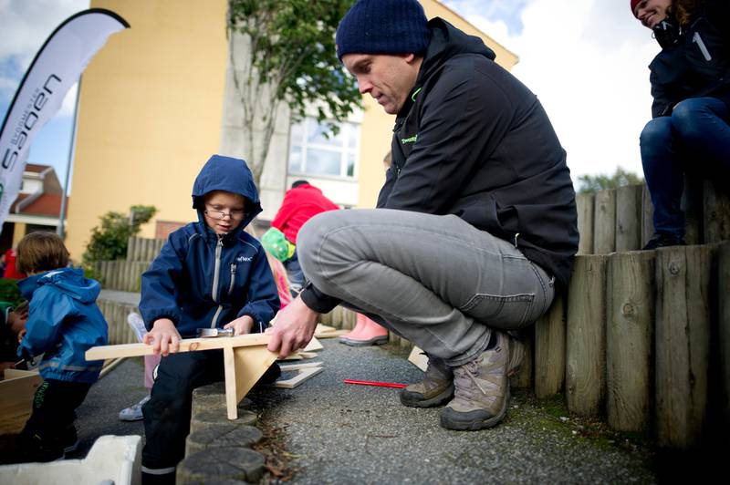 Aron Bådsvig (6) snekrer fuglehus sammen med pappa André Bådsvig på Kvalaberg skole. 