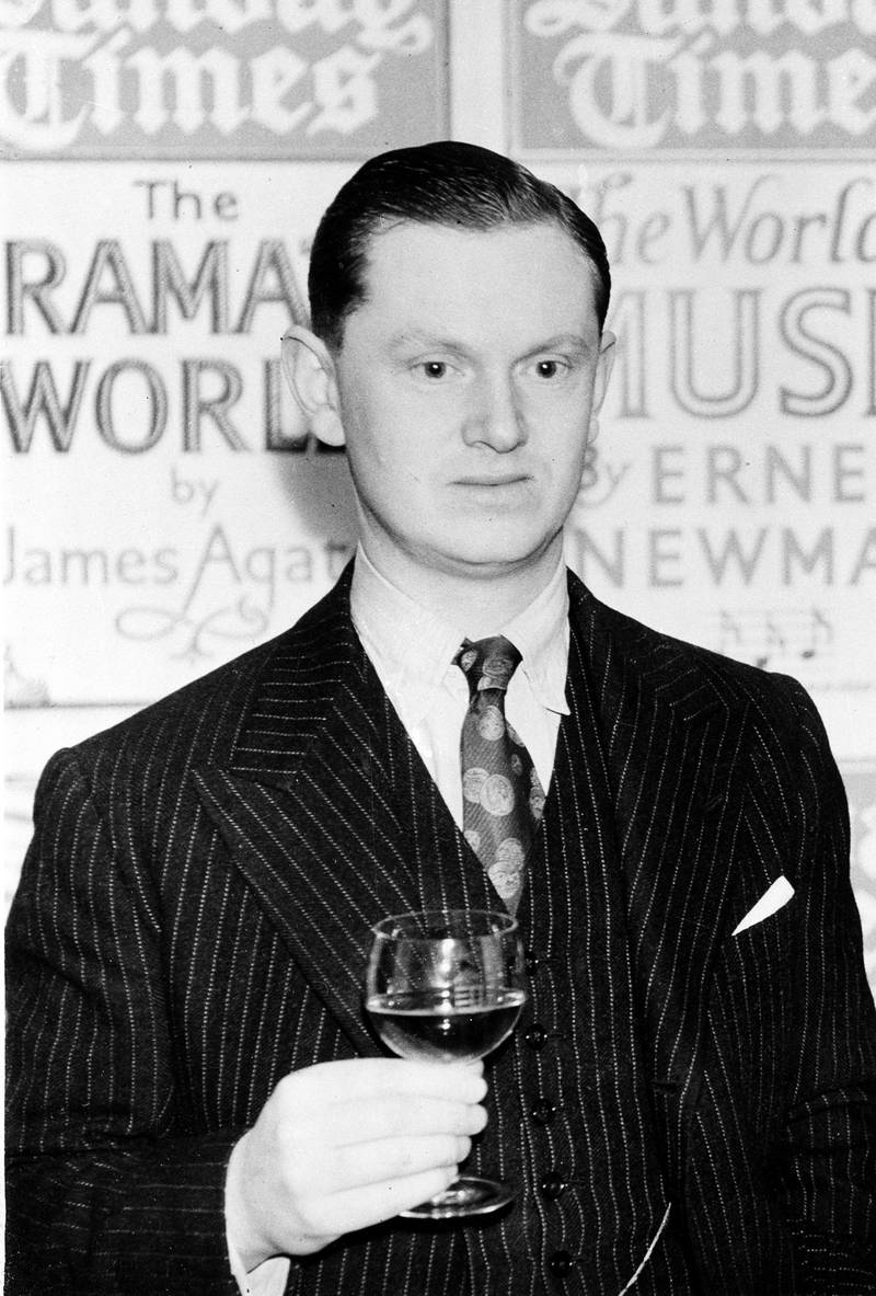 Fra det øyeblikk han stormet inn i offentligheten med sin første roman, bygget han også opp karakteren Waugh. Her i november 1937.