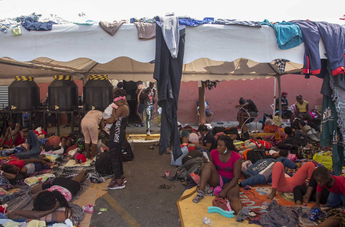 Haitiske migranter venter på svar fra innvandringsmyndighetene utenfor et senter i Monterrey i Mexico denne uka. Nesten alle migrantene, et flertall fra Haiti, som hadde samlet seg på begge sider av grensa mellom USA og Mexico, har nå forlatt leirene.