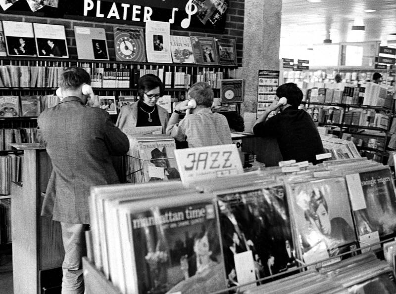 Platebutikkene har alltid vært et godt sted å være. Her Universitets­bokhandelen (!) i Oslo i 1967.