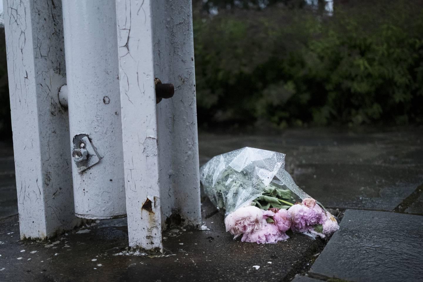 Ved flaggstanga hadde noen lagt med en bukett blomster til minne om de drepte.