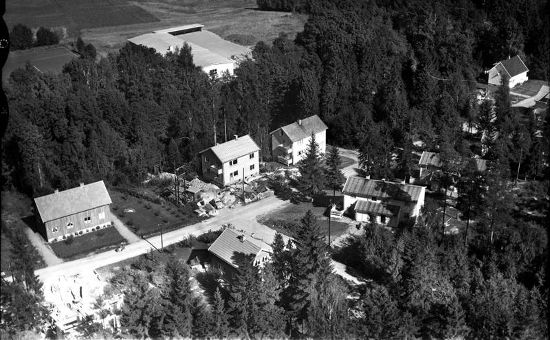 Øvre del av Solumveien september 1958: Huset til venstre med en etasje er Solumveien 32. Rett til venstre for dette ligger i dag forretningsbygget der Åskollen legesenter med flere holder til.