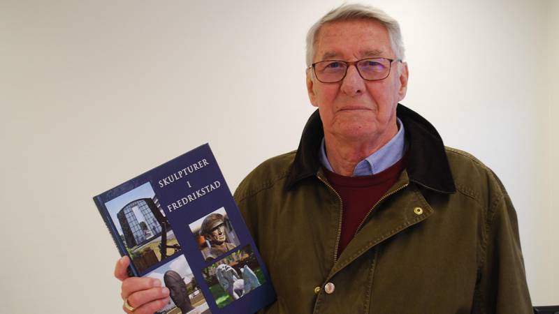 Pensjonisten Lars Westlie har laget en bok på hele 220 sider som presenterer alle byens skulpturer.