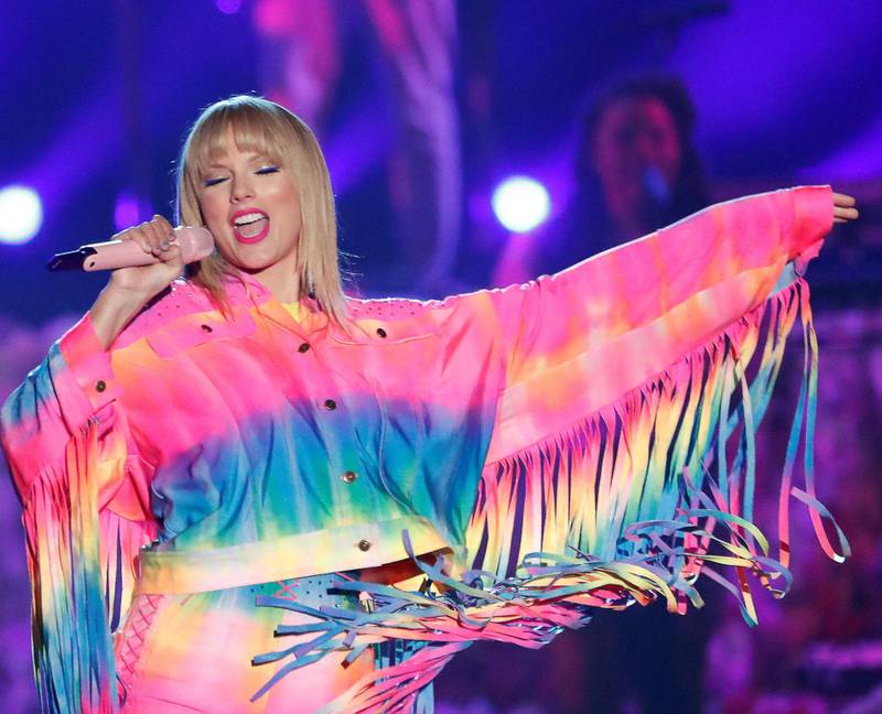 Taylor Swift legger stadig større vekt på LGBT-estetikken i sin framtreden, selv om hun ikke stiller i samme klasse selv. FOTO: MARIO ANZUONI/REUTERS/NTB SCANPIX