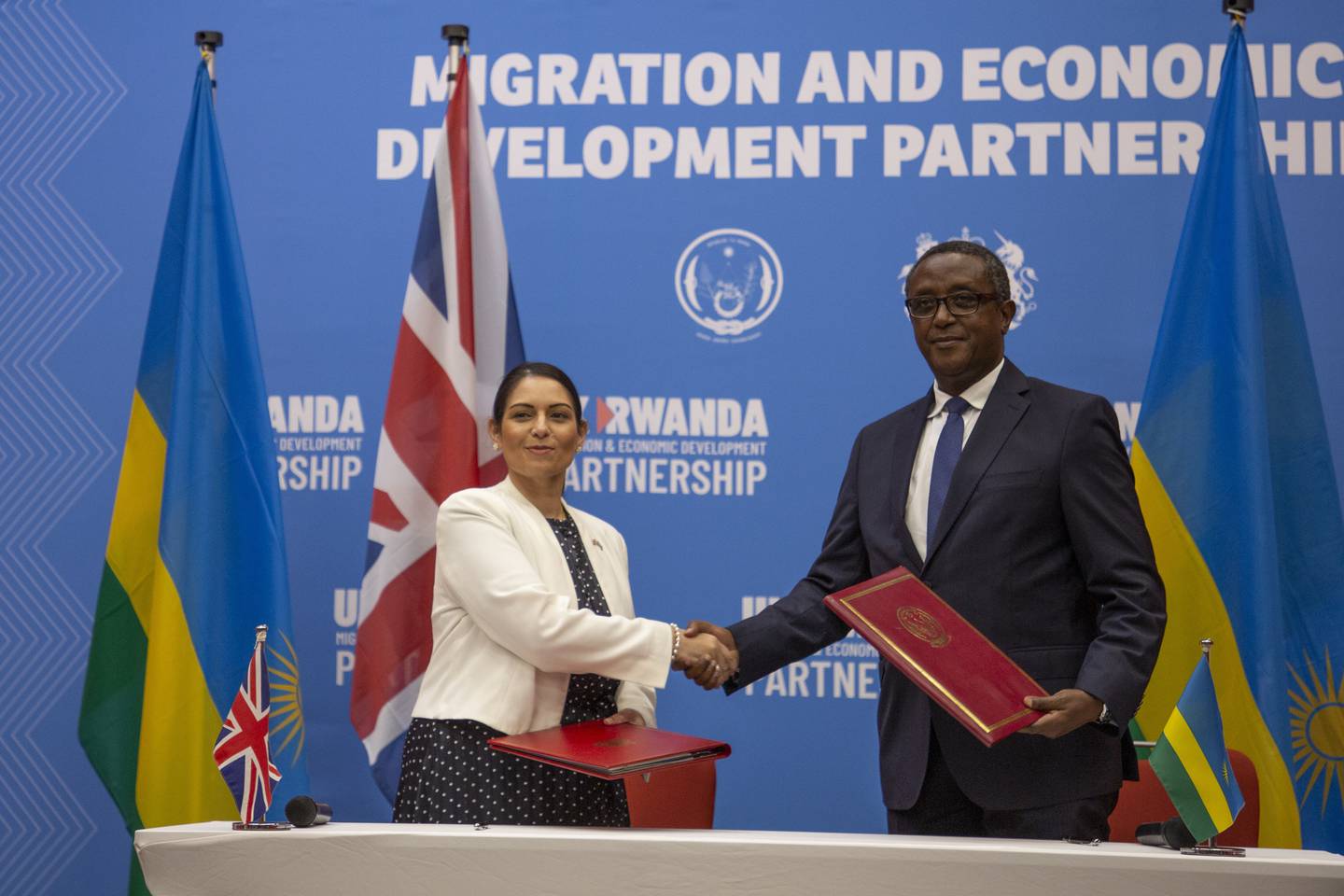 Storbritannias innenriksminister Priti Patel og Rwandas utenriksminister Vincent Biruta signerte avtalen i april.