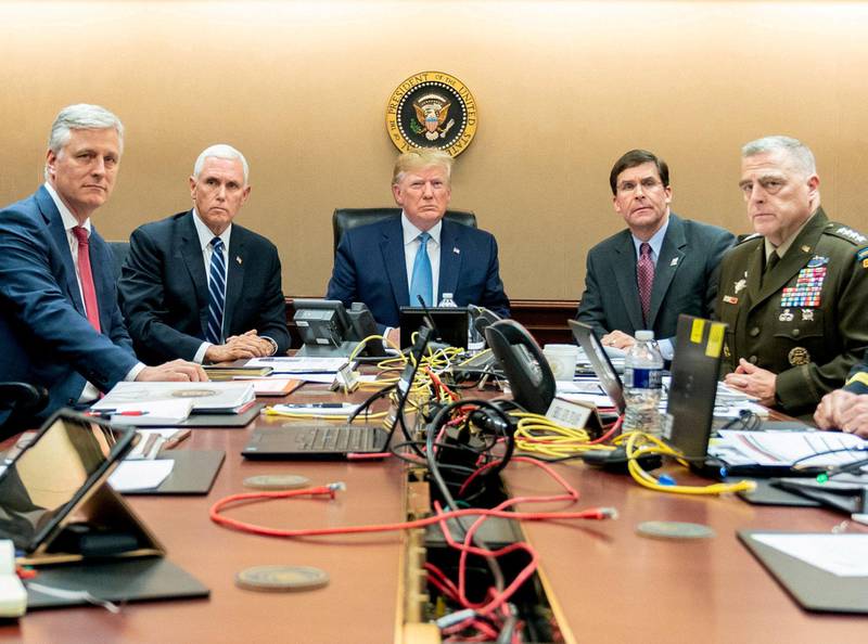 USAs president Donald Trump fulgte militæroperasjonen lørdag. Med seg hadde han blant andre visepresident Mike Pence (nr. to fra venstre) og forsvarsminister Mark Esper (nr. tre fra høyre). FOTO: SHEALAH CRAIGSHEAD/NTB SCANPIX