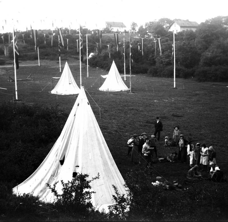 Telta til de første landliggerne så kanskje ut som disse. Bildet er fra en sommerfest på Hovedøya i 1910. 
