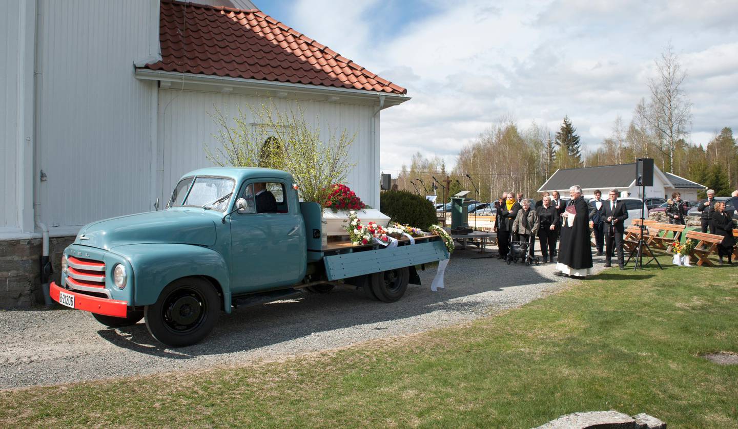 Etter jordpåkastelse og felles tuting fra 73 biler, ble kisten kjørt til graven av avdødes sønn, Per Arne Espelund.