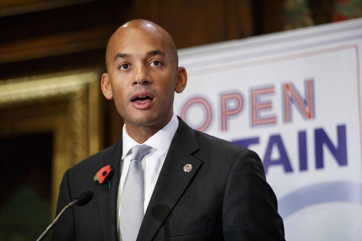 Labour MP Chuka Umunna introduces Britain's former ambassador to the EU and Article 50 author, John Kerr, prior to his speech at an event hosted by the pro-EU Open Britain, in central London on November 10, 2017.
The former British ambassador to the European Union who helped author Article 50, the EU's legal mechanism for withdrawal, insisted on November 10, that the process can still be reversed. / AFP PHOTO / Tolga AKMEN
