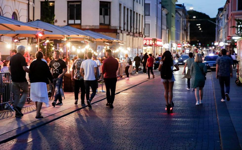 Oslo 20200807. 
Torggata i Oslo fredag kveld, ved gamle Torgata Bad ligger Oslo Street Food med uteservering.
Foto: Vidar Ruud / NTB scanpix