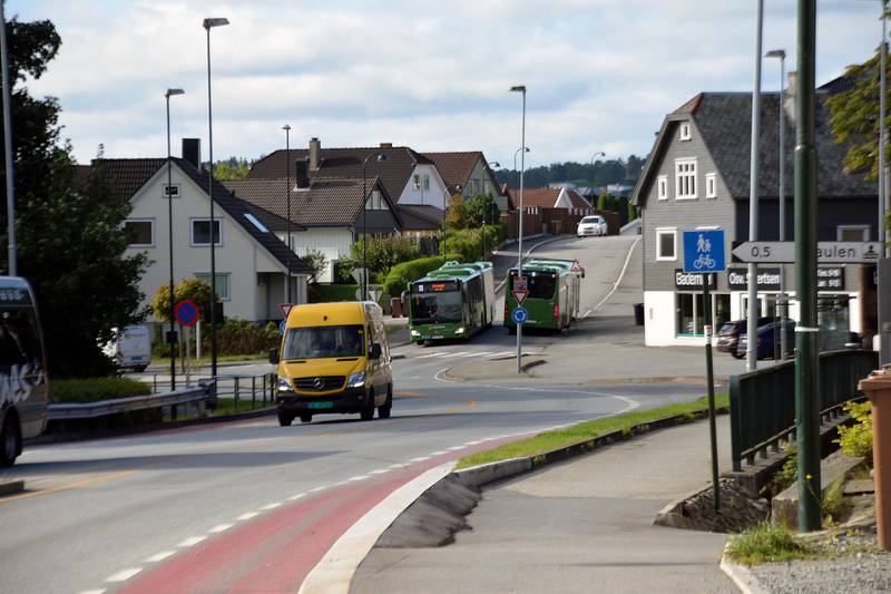 Det er trangt for bussene i Gamleveien, der bussene kjører i dag, i tillegg til biltrafikken. Foto: Stein Roger Fossmo