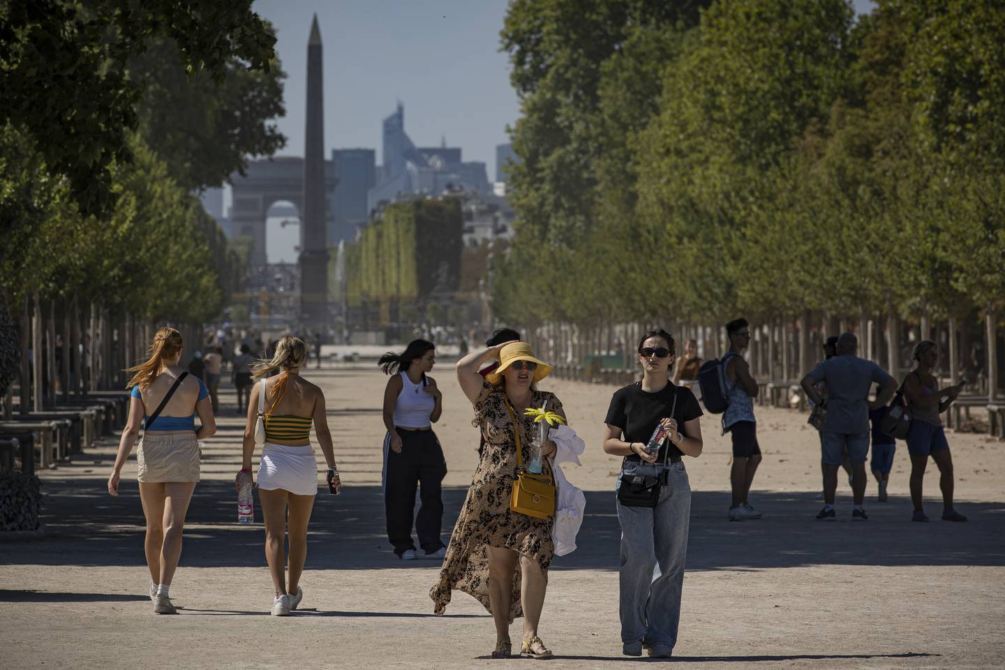 Folk til fots i Paris.