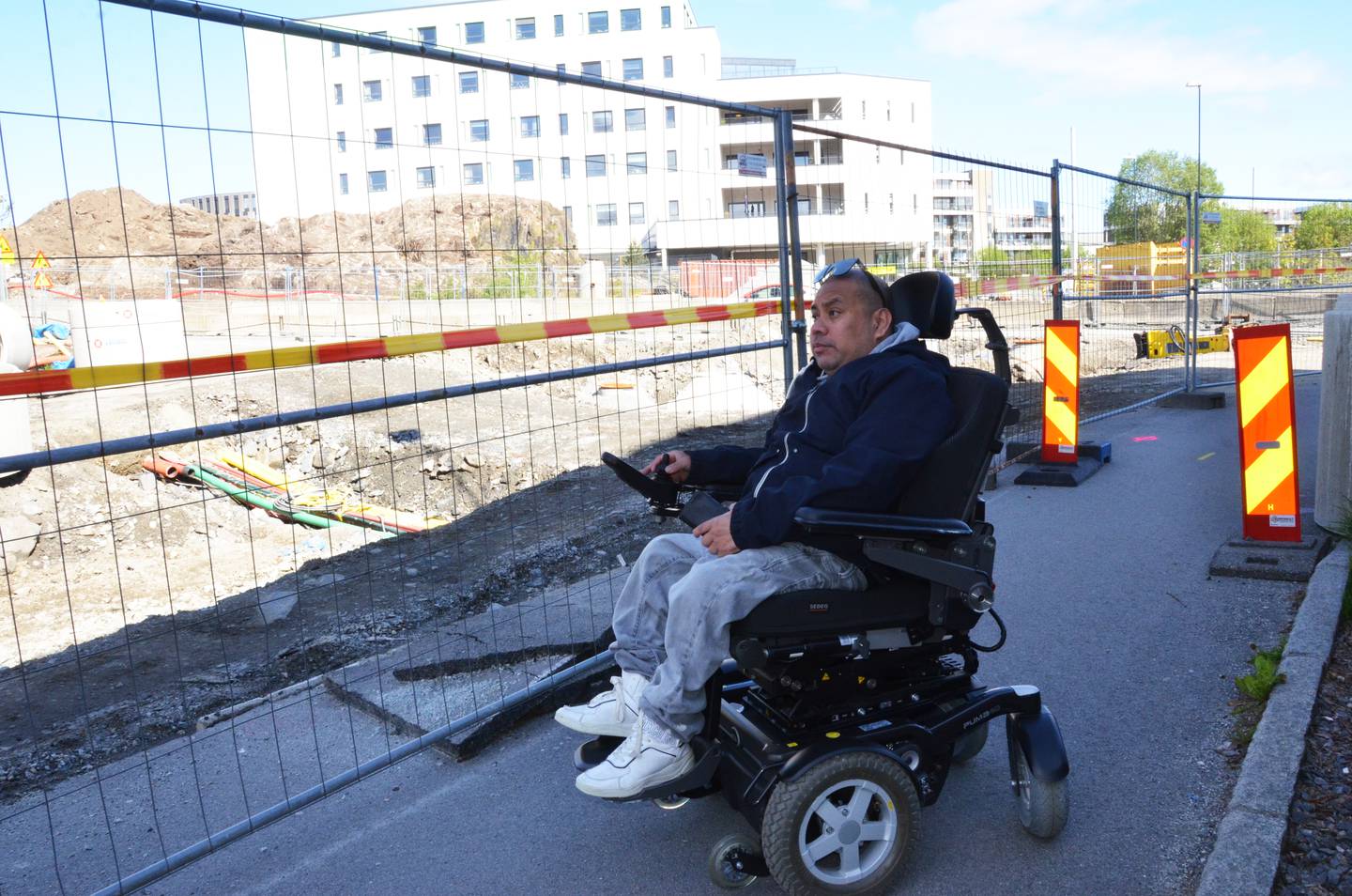 Byggeplassgjerdene flyttes ofte. - Det hender at settes slik at man ikke kan kjøre langs med rullestol, forteller Nymark.