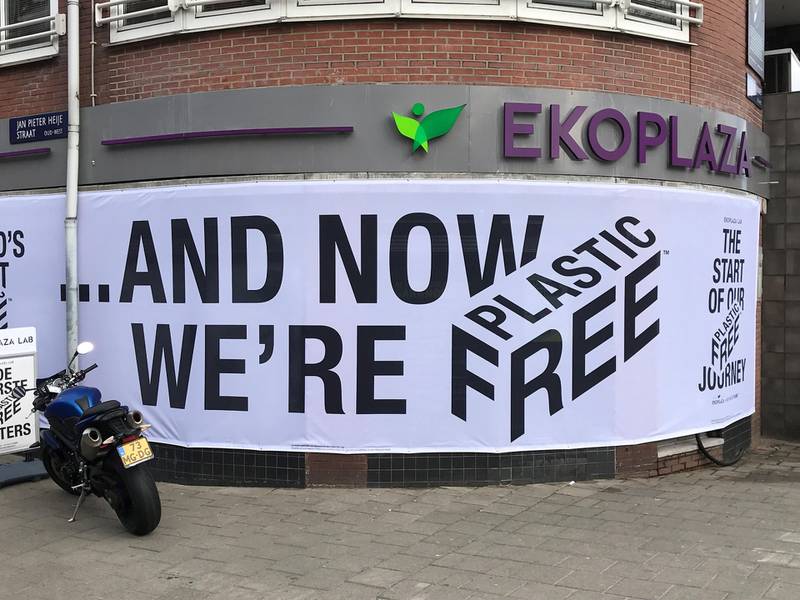 En smak av framtiden kan vi ha fått i og med verdens første plastfri supermarked som åpnet onsdag. I hyllene hos Ekoplaza i Amsterdam    finnes det ikke noe plast. Ekoplaza har totalt 74 forretninger i Nederland og er en av Europas ledende økologiske dagligvarekjeder.